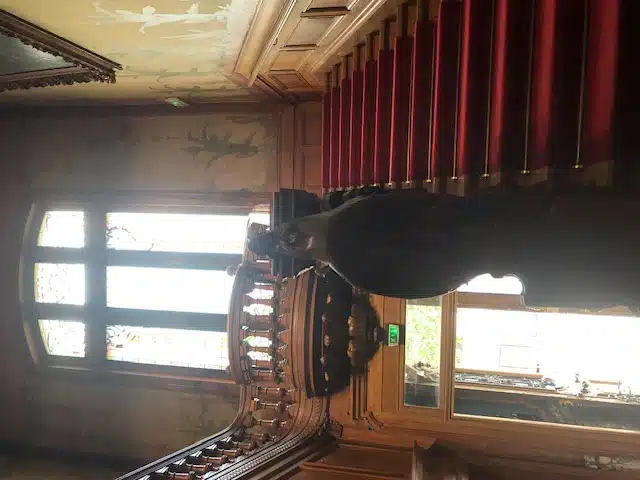 musée Lumière de Lyon montée d'escalier pour aller au 2e étage